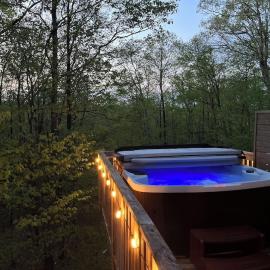 Lovers Edge A Frame - Secluded Romance, Hot Tub,Sauna,Firepit & XL Deck with Forrest scenery, Pocono Mountain Retreat，位于东斯特劳兹堡的酒店