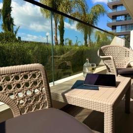 Grand Sapphire modern 2 Bedroom Apartment with Terrace，位于Lazania的酒店