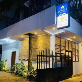 LA PRINCE HOTEL and HOSTEL，位于亭可马里的酒店