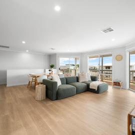4BR Coastal Family Retreat Near North Beach BBQ，位于沃拉鲁的酒店