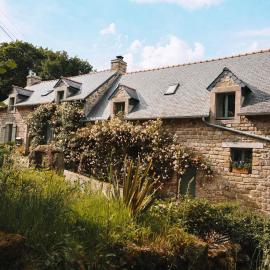 La Kahana - cottage paisible, jardin fleuri & permaculture，位于Lescouët-Gouarec的酒店
