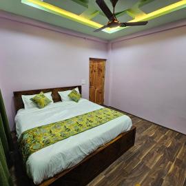 Hotel Riverwood Kokernag，位于Wāngom的酒店