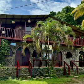 Posada Turística Rocas De Cabo Marzo，位于巴亚索拉诺的酒店