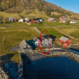 Seahouse with shoreline in Kalvåg，位于Frøya的酒店