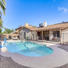 Family Desert Gem! 2 Mi to Chandler Fashion Center，位于钱德勒的酒店