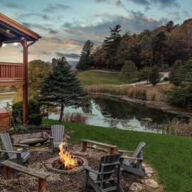 On The Rocks - RRG - Hot Tub - WiFi - Private Pond，位于Campton的酒店