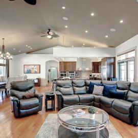 Coulee Estate - Hot Tub, Pool Table, Sleeps 10，位于德兰赫勒的酒店