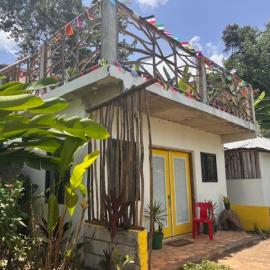 Bungalow, 2-minute walk to Bob Marley Museum，位于Stepney的酒店