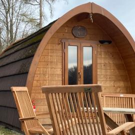 Nr 6 Camping Pod mit Terrasse und Seeblick，位于Langenbernsdorf的酒店