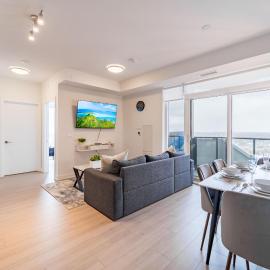 Open Concept Luxury Condo in Central KW with Sauna，位于基奇纳的酒店