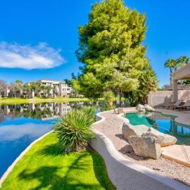 Gorgeous Lakefront Paradise w Pool & Views，位于钱德勒的酒店