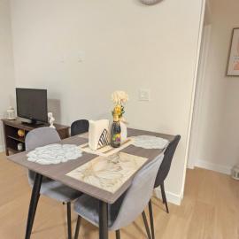 Private Suite unit 1B - New & Cozy in Calgary，位于卡尔加里的酒店