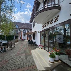 Karikas Hotel，位于豪伊杜索博斯洛的酒店