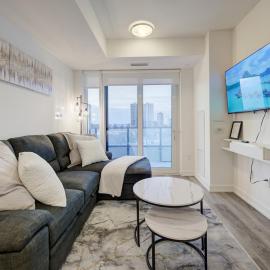 Modern & Stylish Condo Downtown KW，位于基奇纳的酒店