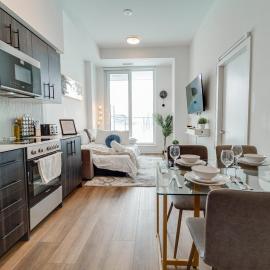 Luxury & Modern Condo in Central KW With Exclusive Terrace，位于基奇纳的酒店