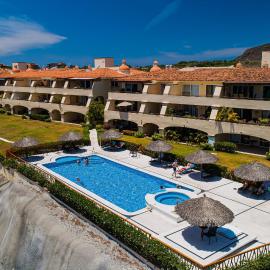 Stylish apartment near beach & dining with pool, hot tub, tennis, & large patio，位于蓬塔米塔的酒店