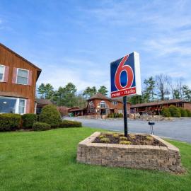Motel 6 Lake George, NY Adirondacks，位于乔治湖的酒店