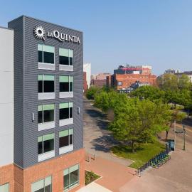 La Quinta Inn & Suites by Wyndham Chattanooga Downtown/South，位于查塔努加的酒店