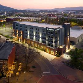 La Quinta Inn & Suites by Wyndham Chattanooga Downtown/South，位于查塔努加的酒店