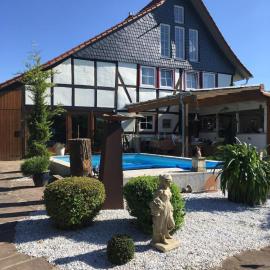 Fachwerk-Villa für 10 mit Pool, Sauna, Flügel, Kamin，位于Friedland的酒店