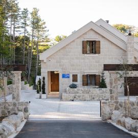 Mountain lodge Vošac - Makarska Exklusiv，位于马卡尔斯卡的酒店