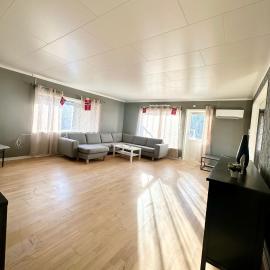 Spacious seaside apartment with balcony，位于Sorreisa的酒店