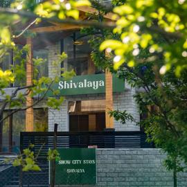 Snow City Stays - Shivalaya - Truly in Nature，位于马拉里的酒店