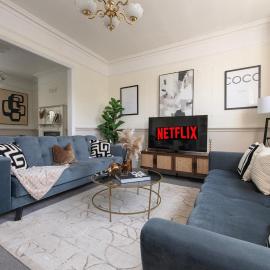 Gorgeous Rochester Home Free Parking Sleeps 11，位于斯特鲁德的酒店