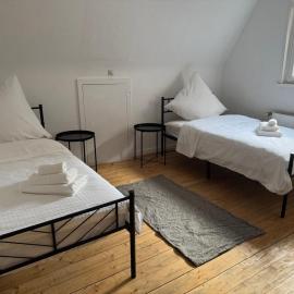 M B Homes Workers House 1Reutlingen，位于普富林根的酒店