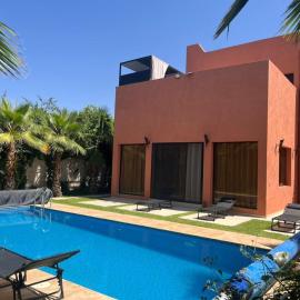 Charming villa in Marrakech, surrounded by nature, with pool and beautiful garden，位于Aghmat的酒店