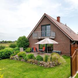 Großes Ferienhaus mit Seeblick，位于Leezen的酒店