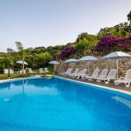 Arcaloro Resort Rooms，位于SantʼAngelo di Brolo的酒店