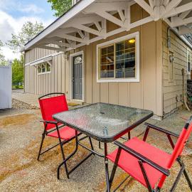 Patio & Game Room! Cozy Studio Near Oregon Caves，位于Cave Junction的酒店