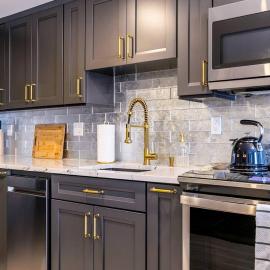 Charming Ptown Condo - Walk to Beach, Parking, AC，位于普罗温斯敦的酒店