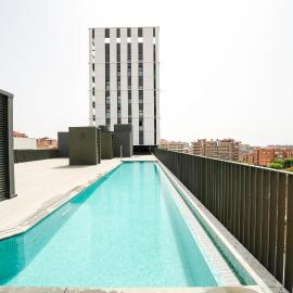 Sunsets and the pool in Barcelona，位于科尔内拉德罗布雷加特的酒店
