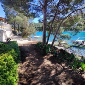 Perina Haven - Island Vis Beachfront，位于Rogačić的酒店