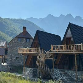 Bujtina Kukaj Guest House Kukaj，位于瓦勒博内的酒店