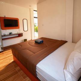Aluna Hotel，位于Tanjungkarang的酒店
