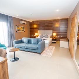 Diamond Den Hotel and Suites，位于瓦里的酒店