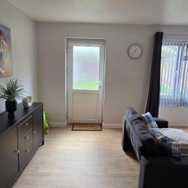 Langcliffe near warwick hospital, free parking, fast wifi, sleeps 5，位于沃里克的酒店