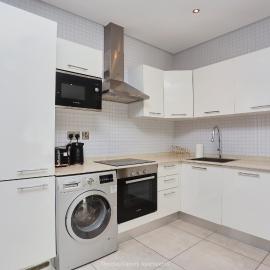 Affordable Luxury Serviced Apartments at Douglas Court Adenta Accra-30mins to Airport and Mall，位于Trofwi的酒店