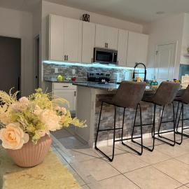 Cheerful entire home with a residential pool，位于里弗维尤的酒店