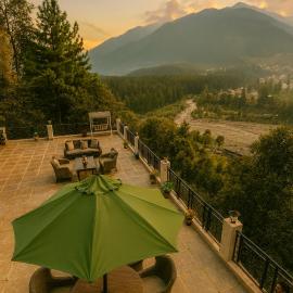 Snow Clad Riverview Hotel & Resort - Top rated & most awarded property in Manali，位于马拉里的酒店