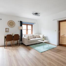 Spacious 80 m2 Apartment I 3 Rooms I Up to 8 Guests I Near Train Station，位于施泰尔的酒店