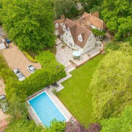 Berkshire Cottage - Wellness Centre，位于Sunninghill的酒店