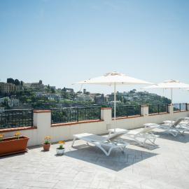 Guesthouse with Suites on the Amalfi Coast - Residence Villa Ruocco near Amalfi - 300sqm Open Terrace near Ravello - Breathtaking View，位于斯卡拉的酒店