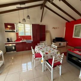 Spacious and quiet bungalow close to beaches，位于圣罗斯的酒店