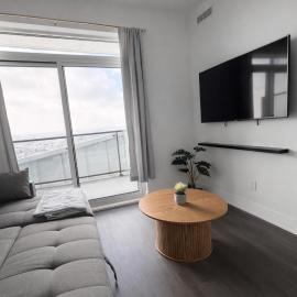 Luxurious Condo - Gym,Pool,Sauna,Bowling Alley,Hot Tub,Lounge，位于基奇纳的酒店