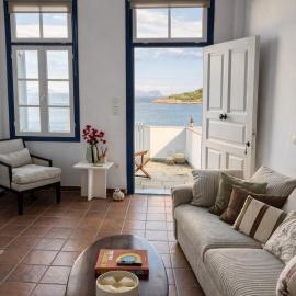 Boutique Seafront House I - Private Terrace & Views，位于斯派赛斯的酒店