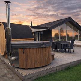 Fjordside Holiday Home with Hot Tub & Sauna，位于Jægerspris的酒店